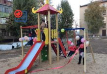 В самом дружном дворе установили детскую площадку