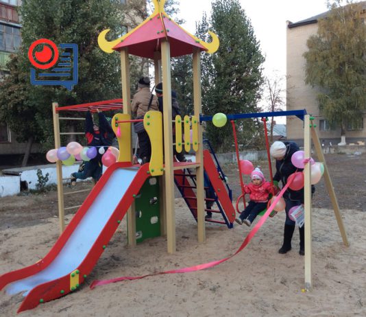 В самом дружном дворе установили детскую площадку