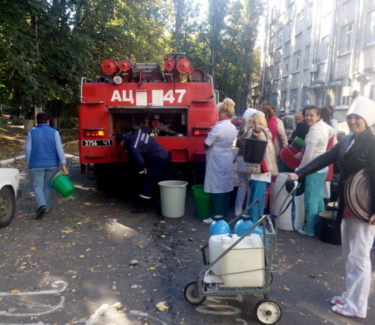 В Першотравенске воду подвозят спасатели