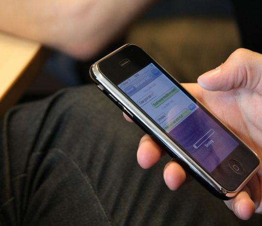 Грабитель попросил доверчивого павлоградца «позвонить»