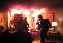 В Першотравенске пожарные через окно спасли трех погорельцев