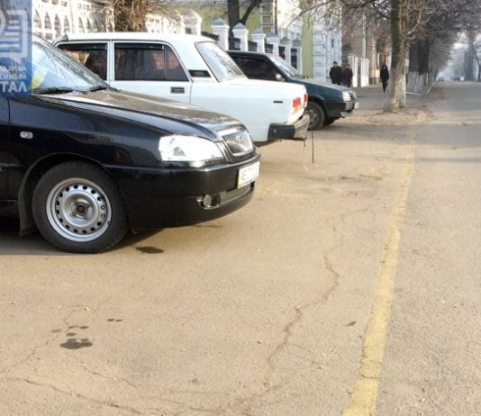 В Павлограде активисты борются со стихийной парковкой