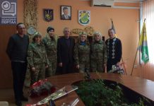 Волонтёры пожелали павлоградцам мира в новом году