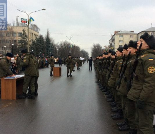 Солдаты приняли присягу на Соборной площади Павлограда (ВИДЕО)