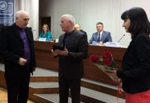 Облсовет наградил театрального режиссёра Анатолия Реву