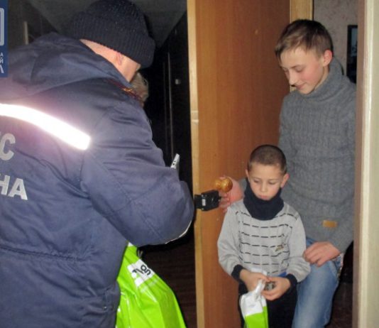 Спасатели поздравили с наступающими праздниками вынужденных переселенцев