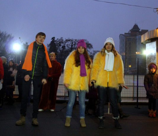 В Павлограде зажглась главная ёлка и открылся каток