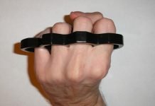 В центре Павлограда задержали парня с кастетом