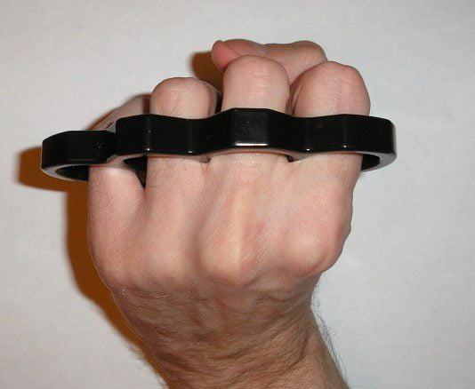 В центре Павлограда задержали парня с кастетом