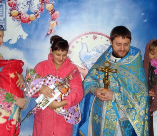 В Павлограде рожениц 7 января поздравляли священники