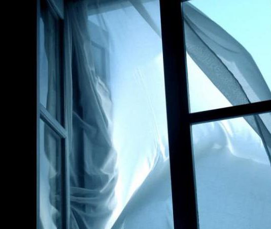 В Павлограде девочка выпала из окна 5-го этажа