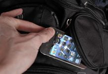 Павлоградец воровал мобильники из школьных раздевалок