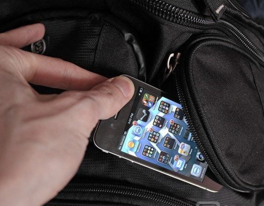 Павлоградец воровал мобильники из школьных раздевалок