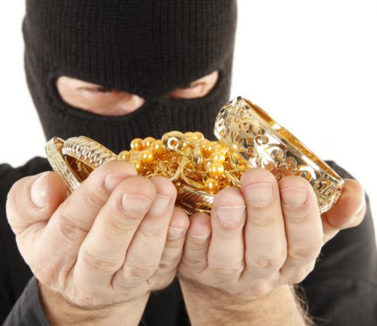 Павлоградец, срывавший с женщин золотые украшения, сядет на 5,5 лет