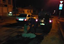 Павлоградцы взялись за ремонт дорог … своими силами (ФОТО)