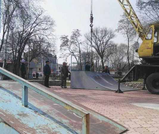 В сквере им. Шевченко появился мини-скейт-парк (ВИДЕО)