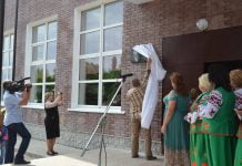 В Богуславе установили мемориальную доску юмористу-прозаику Григорию Шияну