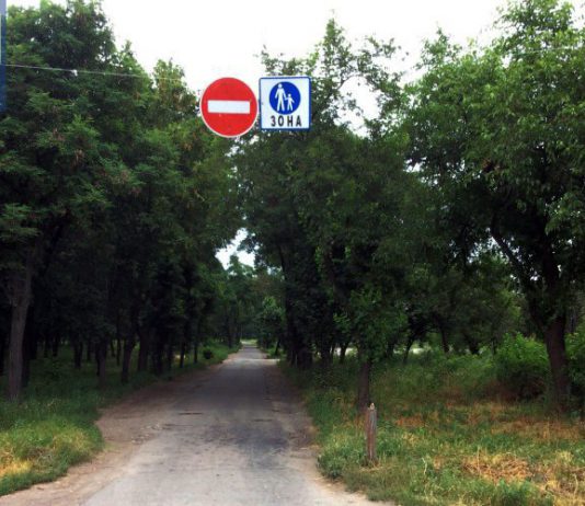 Запрещающие знаки на въезде в парк снова украли
