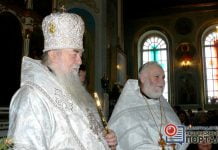 Праздничная служба закончилась колядками, награждением и…подаренными книгами (ФОТОРЕПОРТАЖ)