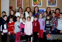 На открытии выставки дети нарисовали общую картину на глазах у зрителей