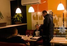 В ночных питейных заведениях Павлограда полиция обнаружила подростков, распивающих пиво (ФОТО и ВИДЕО)