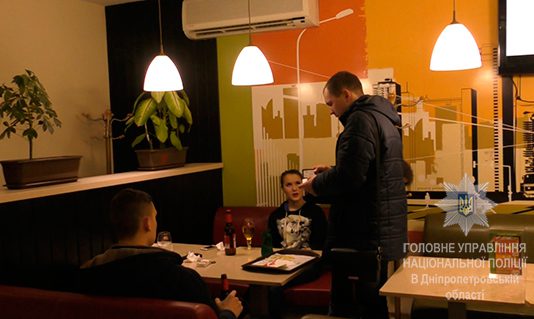 В ночных питейных заведениях Павлограда полиция обнаружила подростков, распивающих пиво (ФОТО и ВИДЕО)