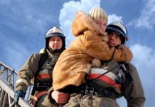 Спасателям пришлось снимать детей с балкона, пока матери не было дома