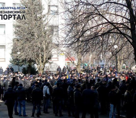 «Зарплату!», — скандировала толпа: шахтёры собрались на митинг возле здания ДТЭК (ФОТО и ВИДЕО)