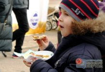 Школа №5: энергосберегающие лампы за проданные блины (ФОТОРЕПОРТАЖ)