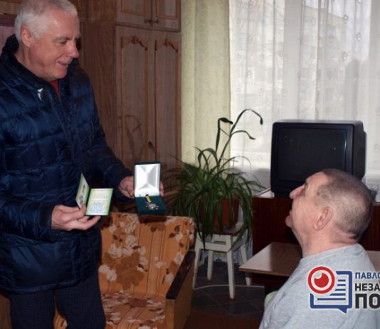 Знаменитого павлоградского спасателя наградили знаком «За заслуги перед городом»