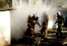 Во время тушения пожара чрезвычайники спасли бездомного