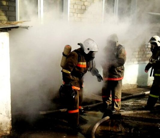 Во время тушения пожара чрезвычайники спасли бездомного