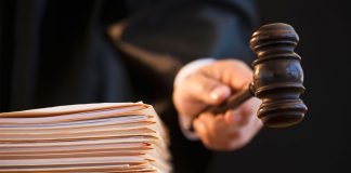 Павлоградец публично унизил и избил беременную женщину