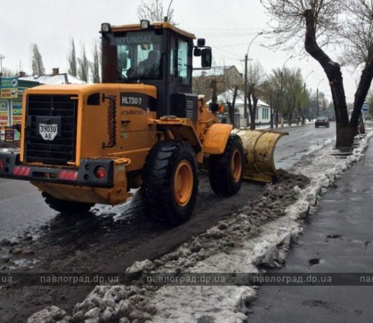 На улицы Павлограда вывели снегоуборочную технику (ФОТО и ВИДЕО)
