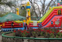 В Терновке неизвестные сожгли детский аттракцион (ВИДЕО)