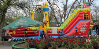 В Терновке неизвестные сожгли детский аттракцион (ВИДЕО)