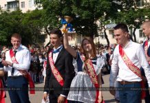 В Павлограде зазвенели последние школьные звонки (ФОТО и ВИДЕО)