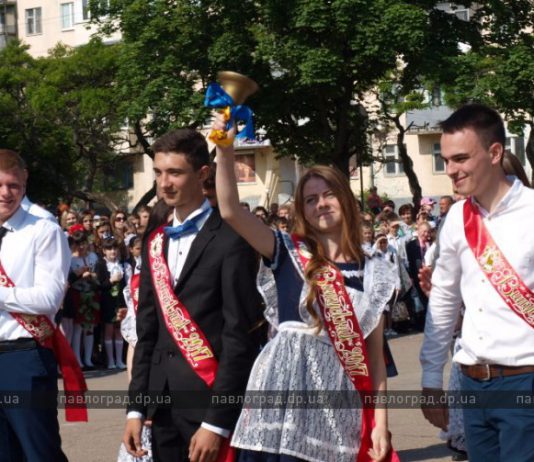 В Павлограде зазвенели последние школьные звонки (ФОТО и ВИДЕО)