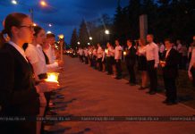 Павлоградцы зажгли свечи в память о погибших на фронтах Второй мировой (ФОТОРЕПОРТАЖ)