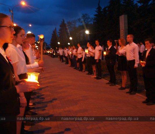 Павлоградцы зажгли свечи в память о погибших на фронтах Второй мировой (ФОТОРЕПОРТАЖ)