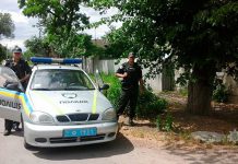 Не замечая полицейских, мужчина продолжал резать кабель