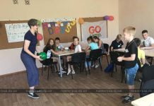 Профессор Чикагского университета помогает павлоградским школьникам изучать английский (ФОТО)