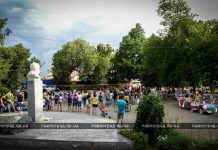 Дождь не помешал павлоградцам отметить День Конституции (ФОТО и ВИДЕО)