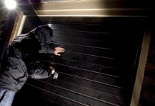 В Терновке вор разобрал стену гаража и обокрал пенсионерку