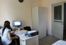 «За стеклом»: в кабинетах мэрии Павлограда устанавливают прозрачные двери