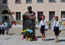 В Першотравенске открыли памятник Кобзарю