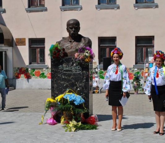 В Першотравенске открыли памятник Кобзарю