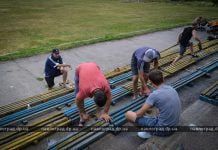 В Павлограде активисты приводят в порядок стадион