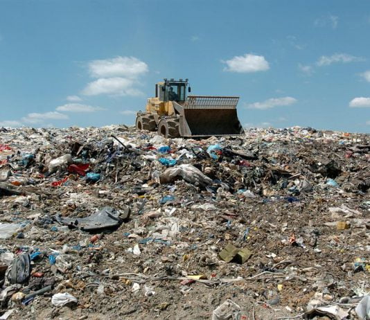 Жара, дым и огненные смерчи — под Павлоградом вторые сутки горит свалка (ВИДЕО)