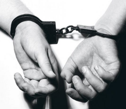 Павлоградец воровал крышки люков и складывал их в багажник